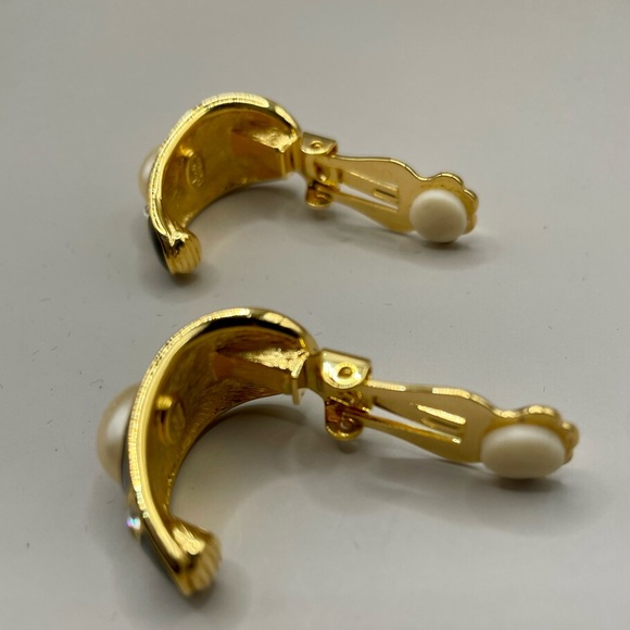 Vintage Joan Rivers Faux Pearl rhinestone black enamel gold tone clip earrings - Picture 2 of 3